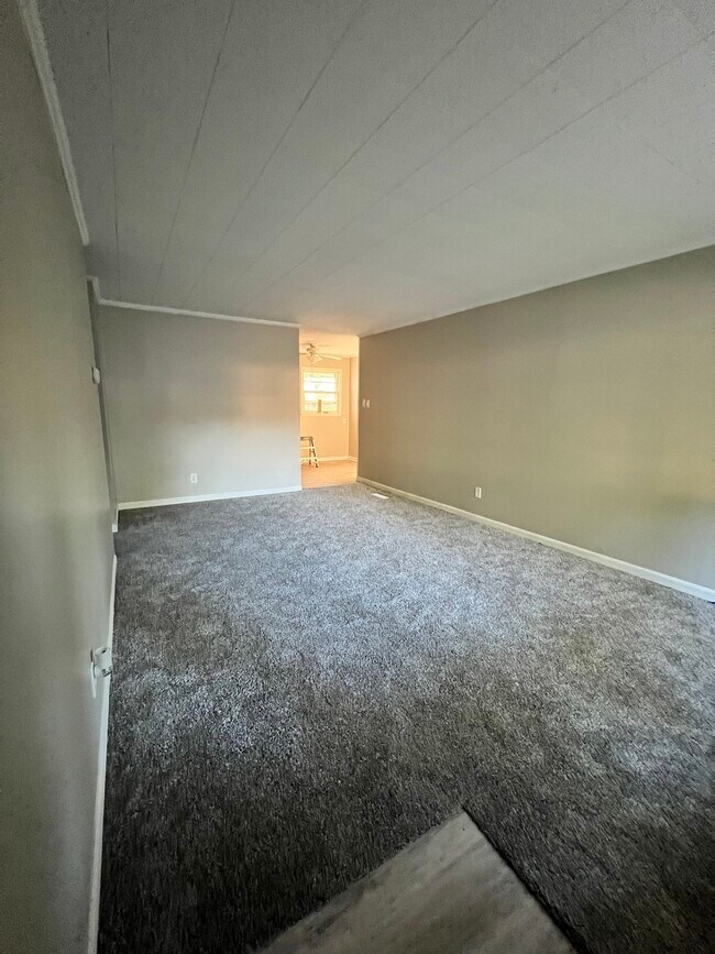 Building Photo - 1533 Hartford Rd