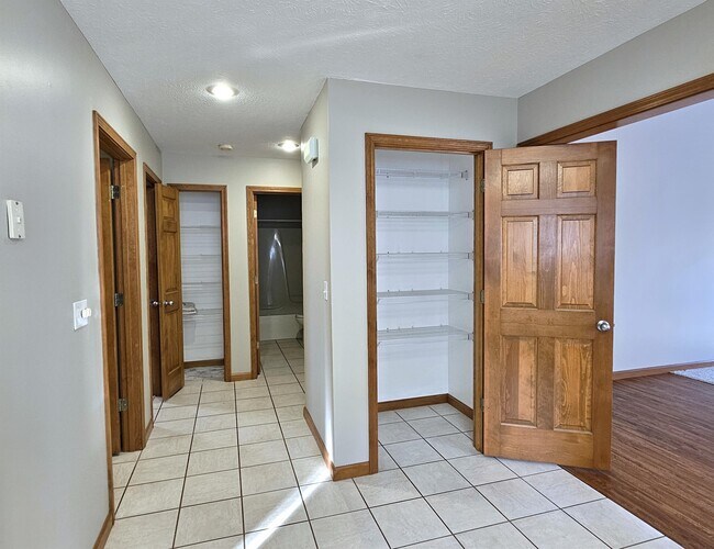 Building Photo - 2802 Cronin Dr