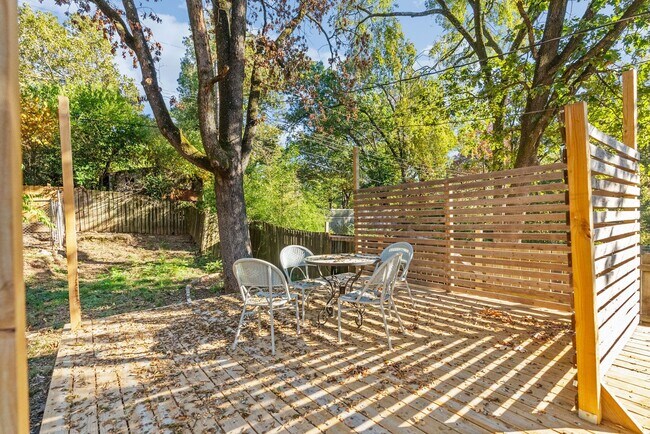 Building Photo - 2 or 3 Bedroom Renovated Mid-Town Charmer