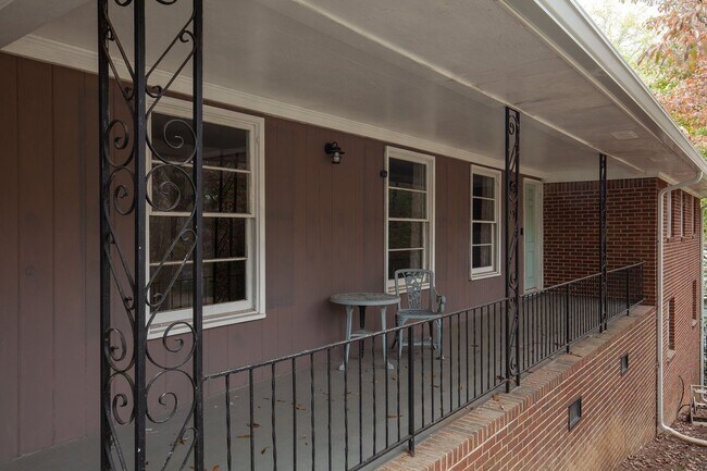 Building Photo - Very Spacious 4/3 w/ Finished Basement in ...