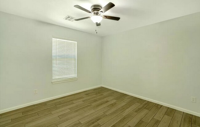Building Photo - Stunning 3BD/2.5BTH Home in Mustang