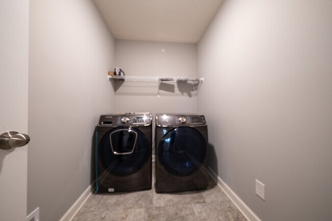Building Photo - 4849 Stable View Dr