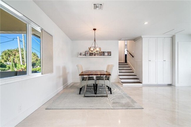 Building Photo - 2948 NE 35th Ct