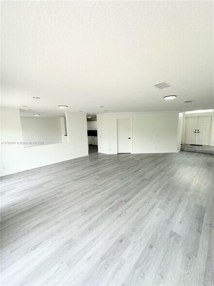 Building Photo - 1845 Vista Way