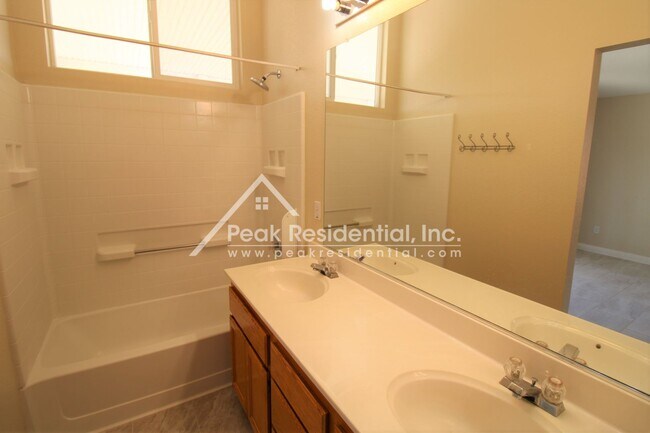 Building Photo - Updated 4bd/2ba Elk Grove Home with 2 Car Garage