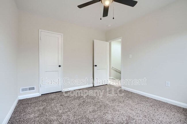 Building Photo - 2735 Moorgate Rd