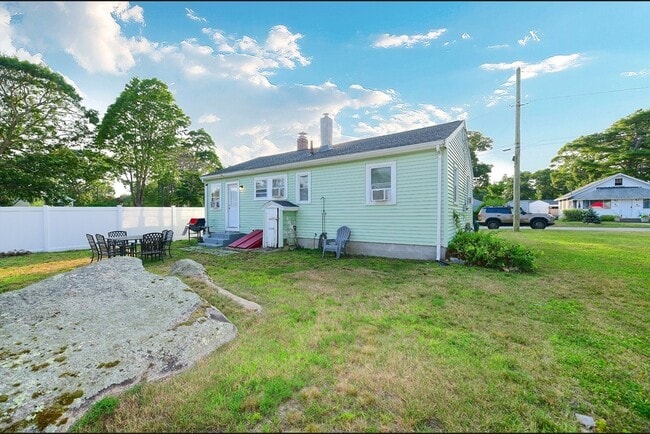 Building Photo - 22 Datewood St