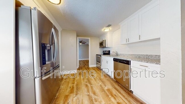 Building Photo - 2515 30th Ave Dr E