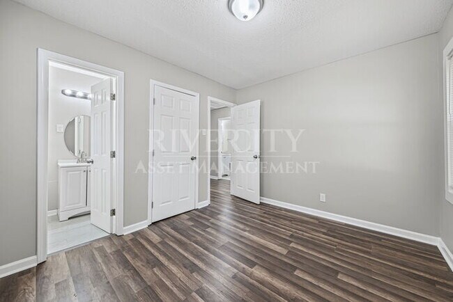 Building Photo - Big 4 bedroom, 1-Bathroom Home In Frayser!...