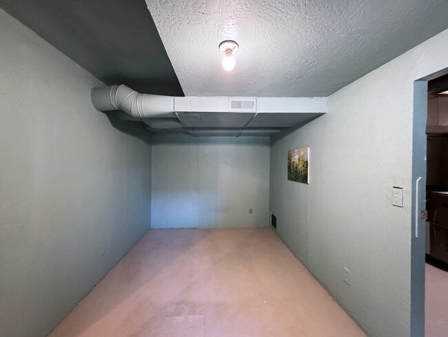 Building Photo - 540 Van Buren St