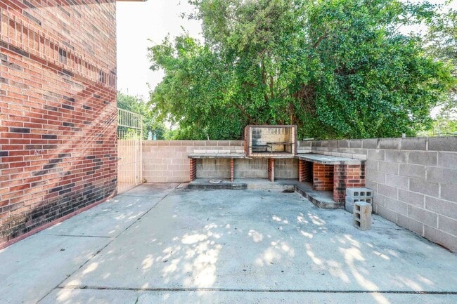 Building Photo - 2220 Santa Cleotilde Ave