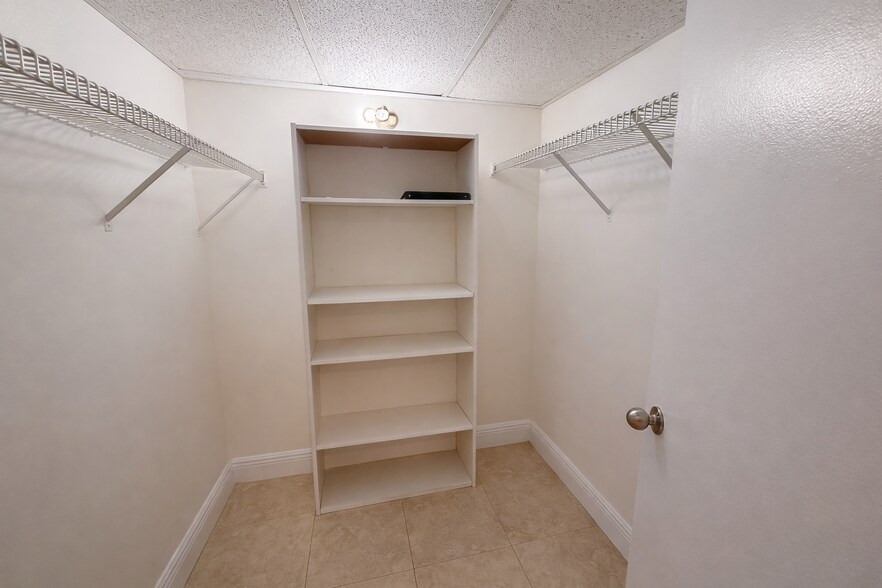 Building Photo - 5332 NE 6th Ave