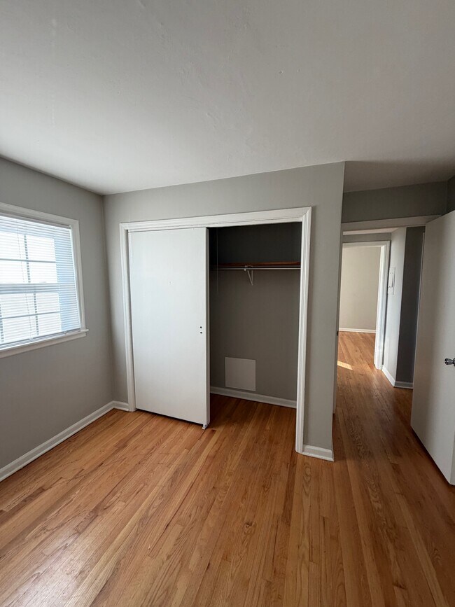 Building Photo - Colonial Gardens