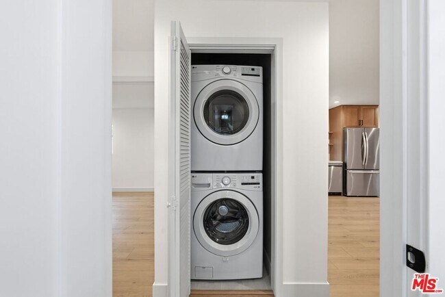 Building Photo - 3431 Edgehill Dr