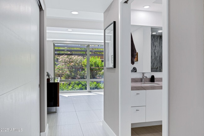 Building Photo - 7137 E Rancho Vista Dr