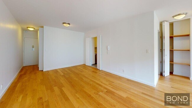 Building Photo - 247 W 87th St