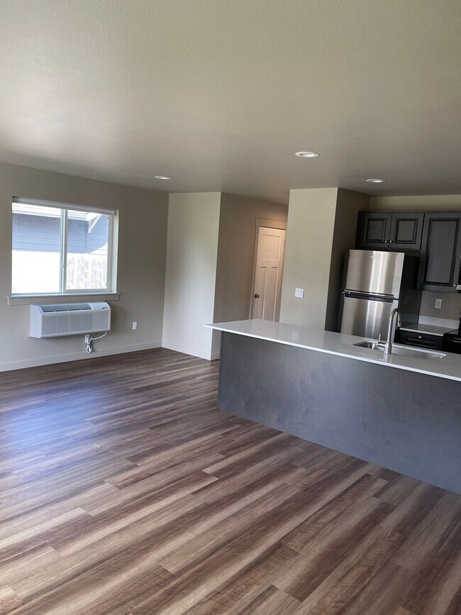 Building Photo - Three Bedroom Pet Friendly Townhouse!