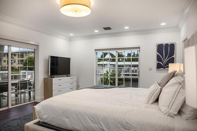 Building Photo - 1419 NE 57th St