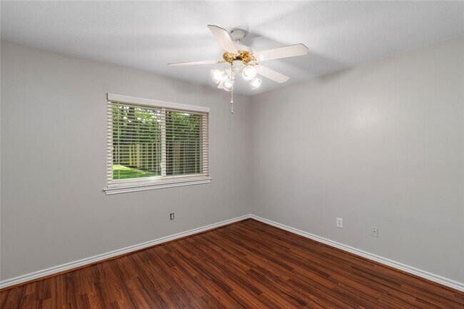 Building Photo - 910 McDaniel Dr
