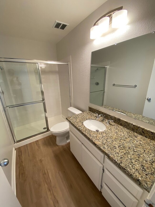 Building Photo - 2 Bed 2.5 Bath Townhouse W/ 2 Car Attached...