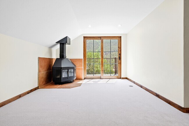 Building Photo - 205 Loop Dr