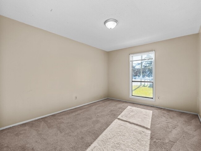 Building Photo - Townhome Beauty!