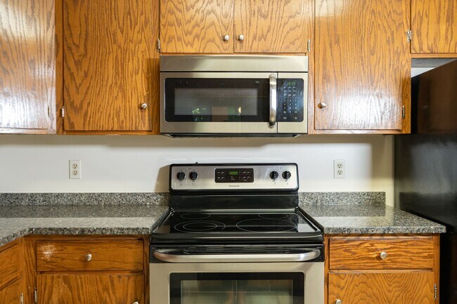 Building Photo - 2 Bedroom Townhouse Available in July