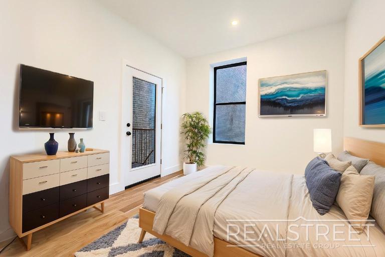 Building Photo - Modern Renovated 2BR with Skylight & Private Balcony in Prime Crown Heights