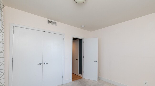 Building Photo - Columbia Heights One Bed/One Bath Updated ...