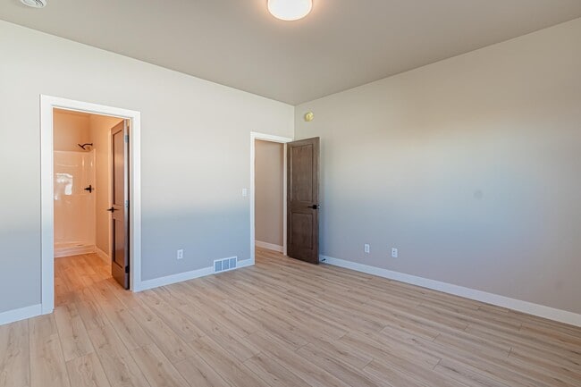 Building Photo - 5846 James Dr W