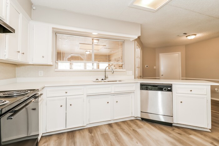 Building Photo - 4801 Applewood Rd