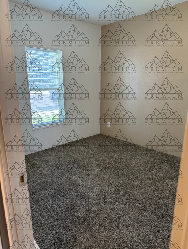 Building Photo - 4 Bed 2 Bath home in Dufur, Oregon!