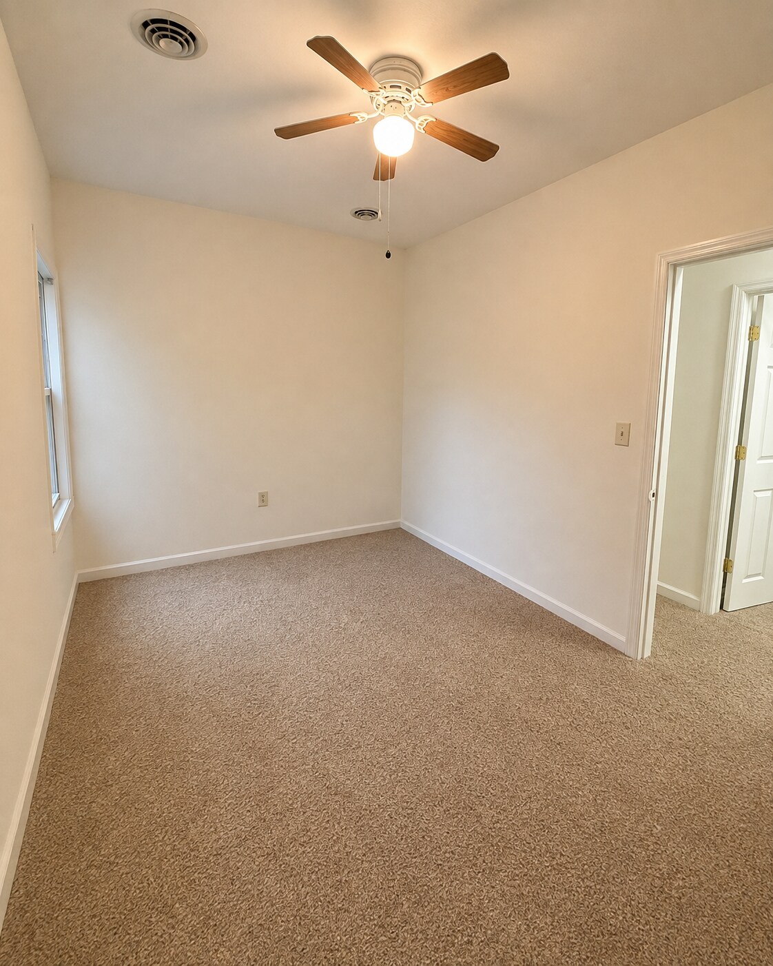 Building Photo - 23 Bonheim St
