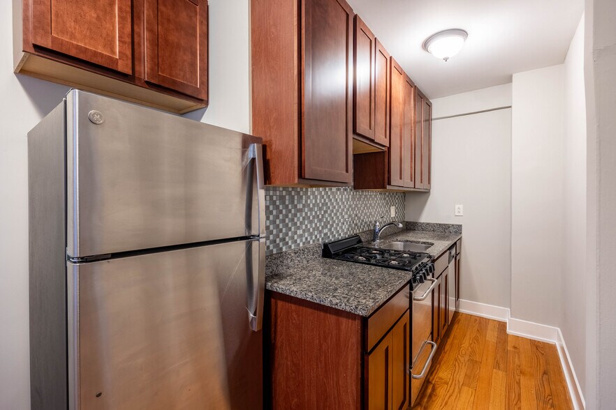 Building Photo - 435 W Roscoe St