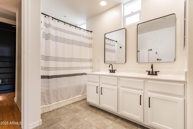 Building Photo - 706 E Washington St