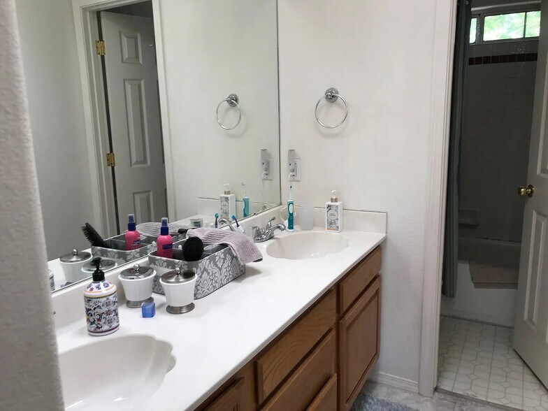 Building Photo - 8020 Brittany Ave NE