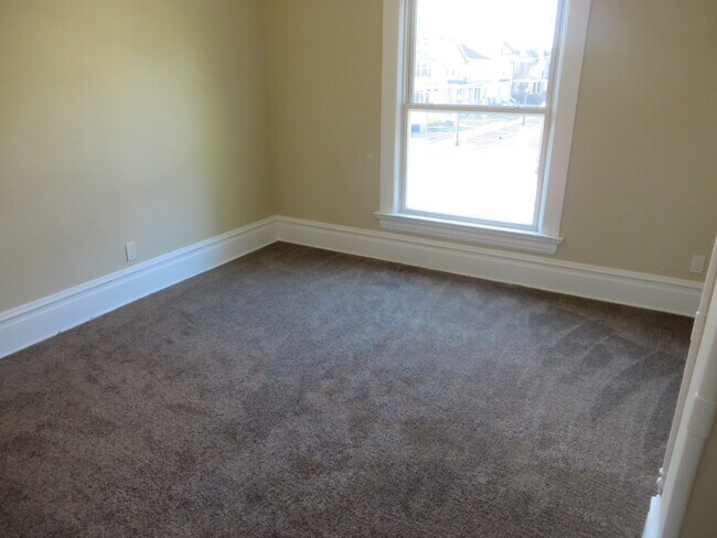 Building Photo - 5 Bedroom Home in the very core of Downtown (West Central, Downtown)