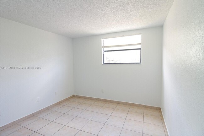 Building Photo - 606 W 81st St