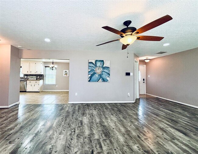 Building Photo - 2413 Kingsdale Dr