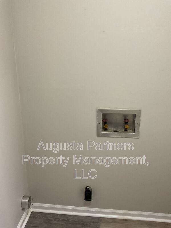 Building Photo - 1546 Hamilton Dr