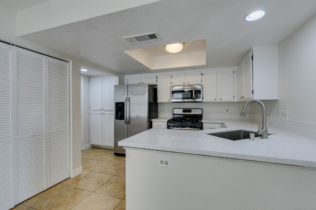 Building Photo - Charming 3 bedroom, 2.5 bathroom home near Summerlin