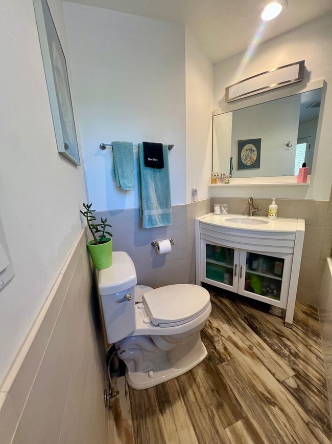 Building Photo - Furnished, 1-Year Long-Term Rental