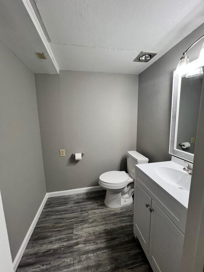 Building Photo - 813 Red Bird Ln