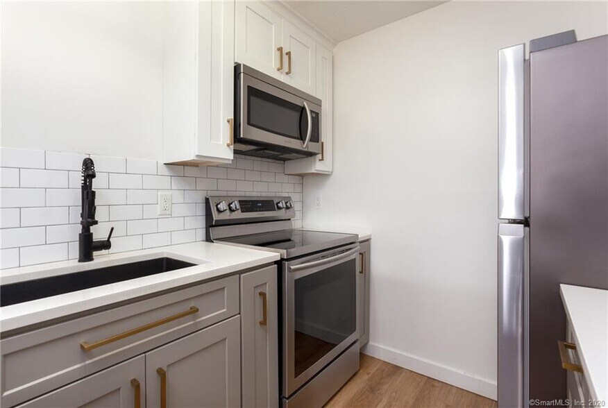 Recently renovated kitchen - 188 Flax Hill Rd