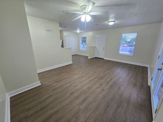 Building Photo - Remodeled 2 Bed 1 Bath Duplex for Lease!!