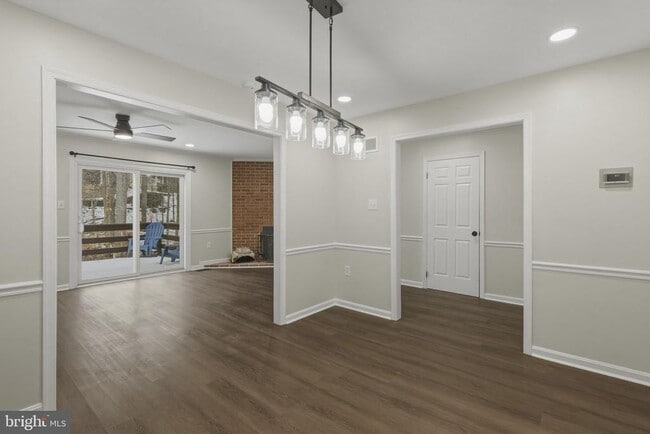 Building Photo - 910 Candlelight Ct