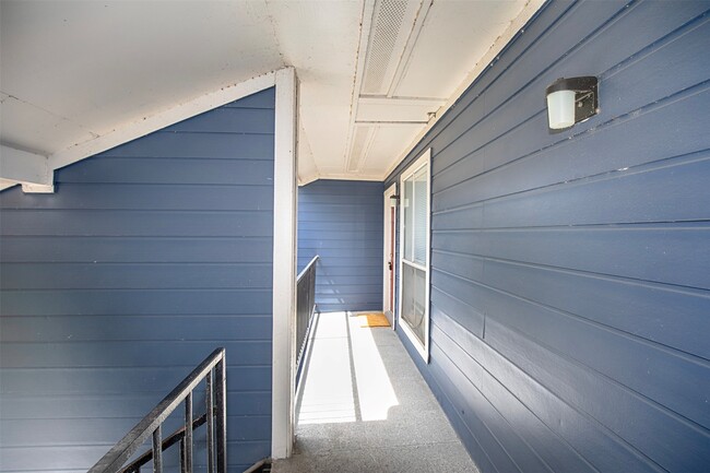 Building Photo - 18511 Egret Bay Blvd