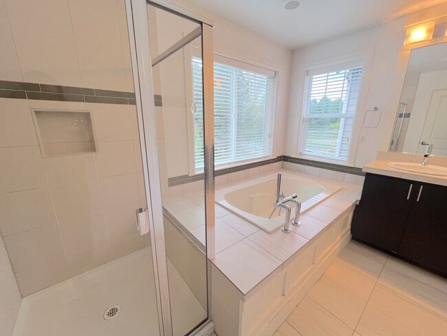 Building Photo - Spacious 4-Bedroom/3.5-Bathroom Townhome i...