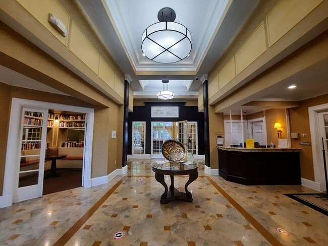 Building Photo - 1BR Condo in Upscale Highview. Enjoy Resor...