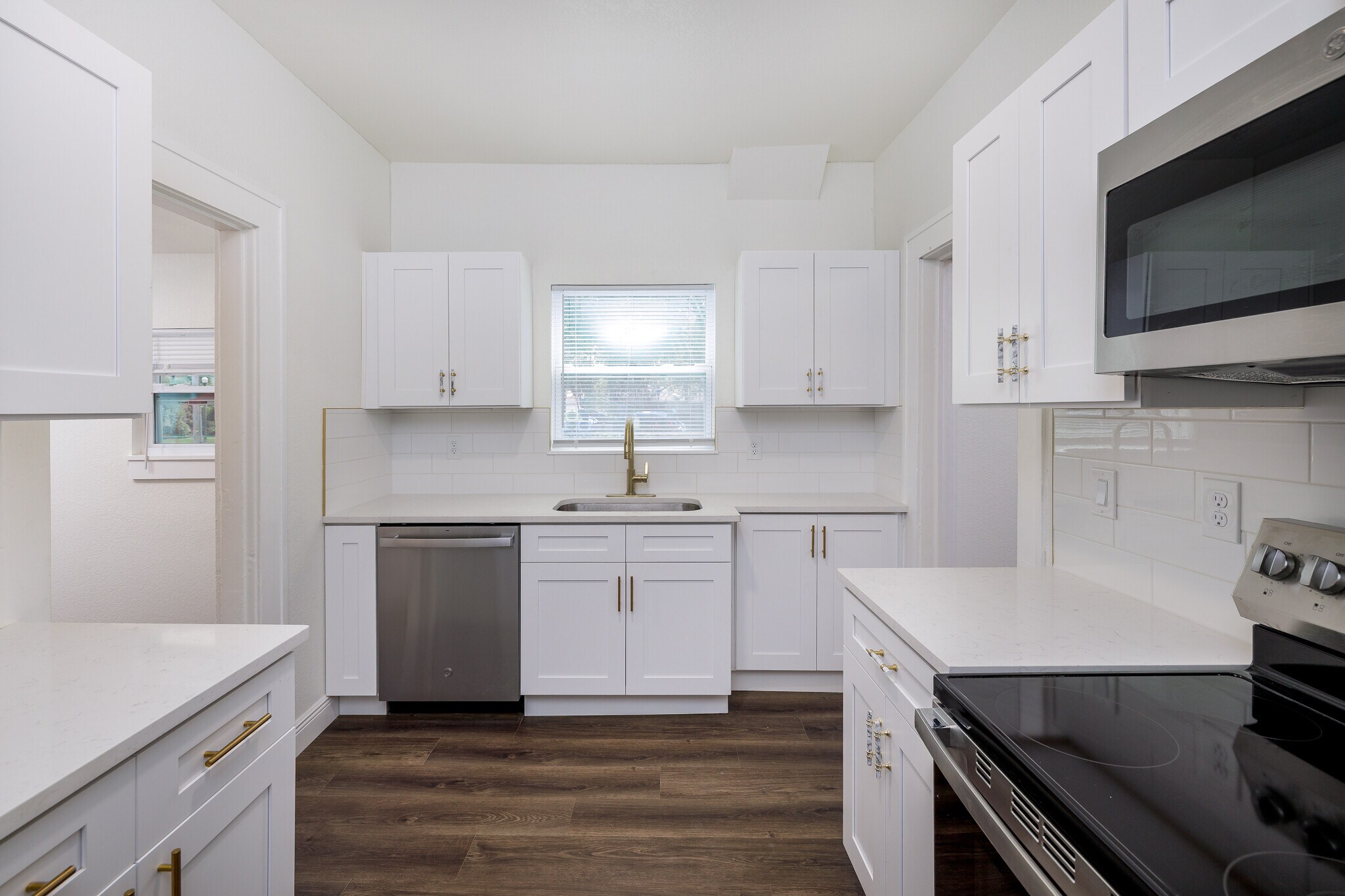 Building Photo - 644 6th Ave N